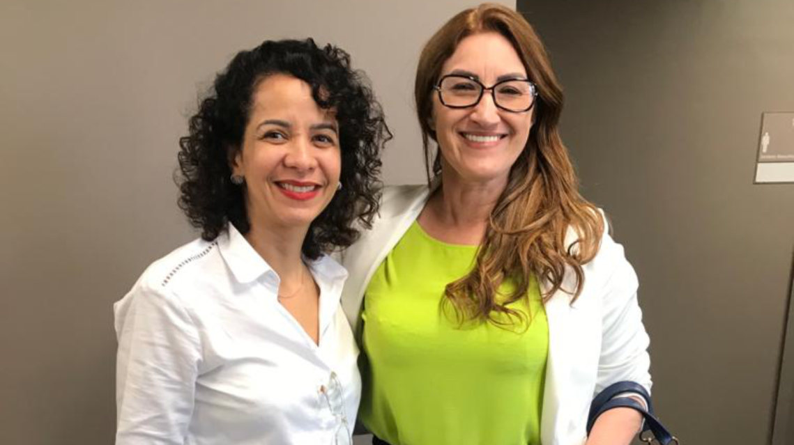 Serley Santos Silva com a professora Dra Ana Carla Bliacheriene, diretora da Escola de Contas do TCM-SP e instrutora da oficina - Foto por: Serley Santos Silva com a professora Dra Ana Carla Bliacheriene, diretora da Escola de Contas do TCM-SP e instrutora da oficina - Foto por: